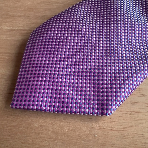 Charles Tyrwhitt polkadot 100% silk tie 62" L 3.5" W purple white classic - Picture 3 of 6